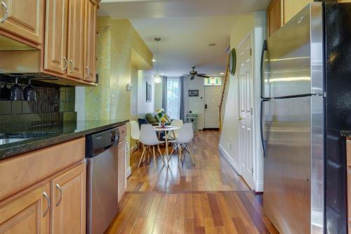 1 Mi to to MandT Bank Stadium Home with Rooftop Patio in Baltimore, USA