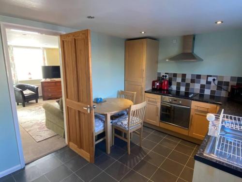 Konyha, 3 Bed Cottage - Sleeps 5 - Wifi - Pets - Parking in Seamer