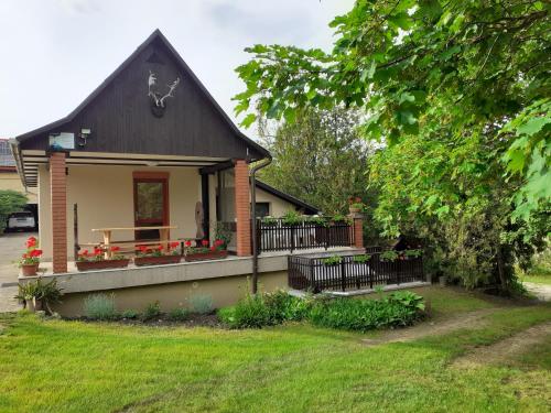 Exterior view, Vinceller Vendeghaz in Liter