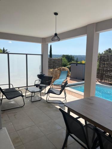 Les jardins de la Gravière à 5 mn de Lourmarin avec piscine privée (Les jardins de la Graviere a 5 mn de Lourmarin avec piscine privee) in Puyvert