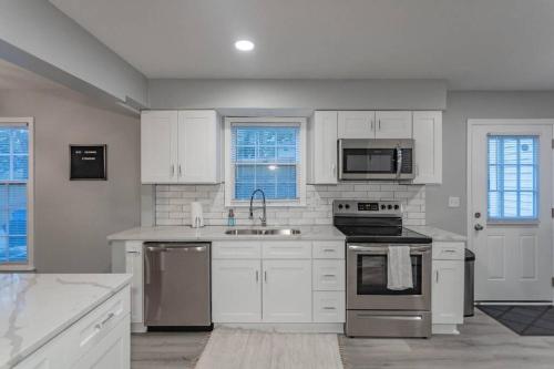 Modern Luxury 6-Bedroom Home with a Pool in Shawnee (KS)