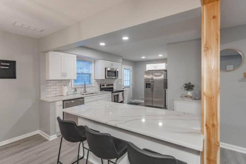 Modern Luxury 6-Bedroom Home with a Pool in Shawnee (KS)