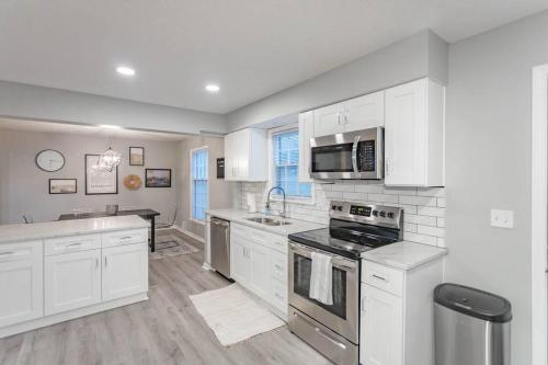 Modern Luxury 6-Bedroom Home with a Pool in Shawnee (KS)