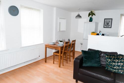 2 Bedroom Apartment Liverpool Hosted By Seren Property - image 3