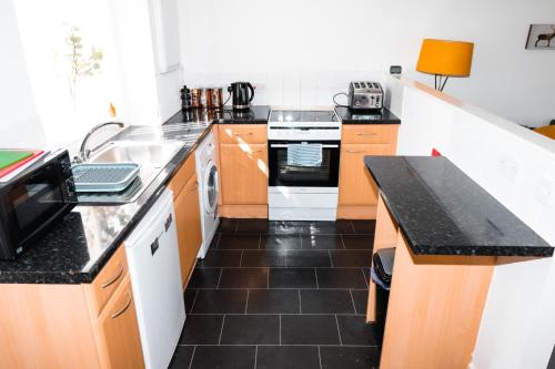 2 Bedroom Apartment Liverpool Hosted By Seren Property - image 12