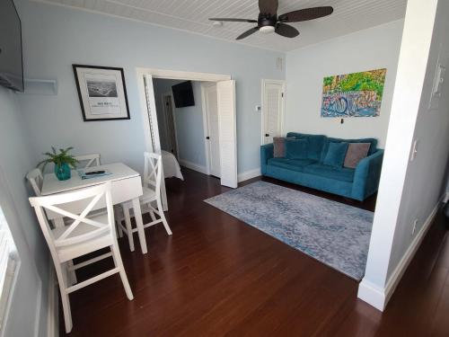 Duval Street Suite w parking and pool