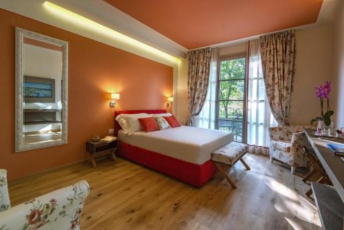 1 queen bed, 1 sofa bed