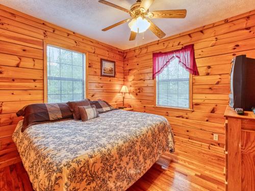 Hawks Point Lodge 5 Bedrooms Sleeps 10 Pool Access Hot Tub Pool Table - image 2