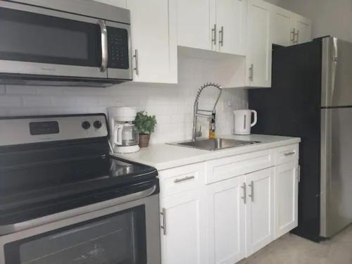 Konyha, Apts with Backyard Near Fort Lauderdale Beach, Nightlife, Cruise Port, Airport in Wilton Manors