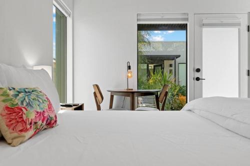 Modern 2-bedroom Apartment - 80 Walkscore!