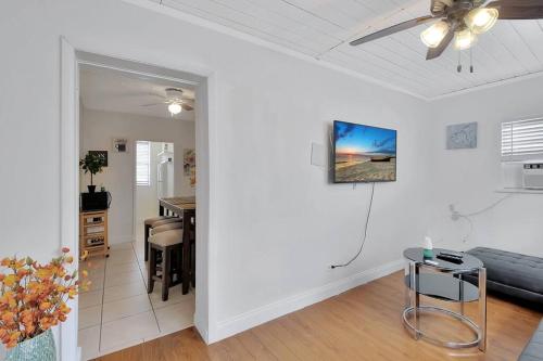 Pineapple district, walk to Atlantic, free parking, pets 342-1 in Delray Beach, USA