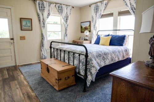 Stay on a 350-acre Cattle Ranch! Brazos River! Tubing! Petting zoo! thumb 2