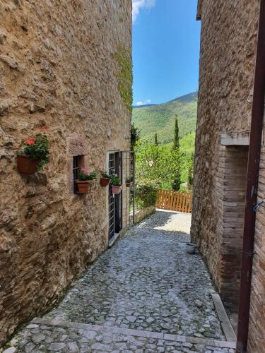 Il borgo di Cornillo in 瓦洛迪內拉