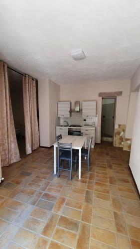 Il borgo di Cornillo in 瓦洛迪內拉