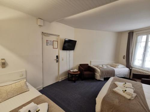 1 queen bed, 2 twin beds