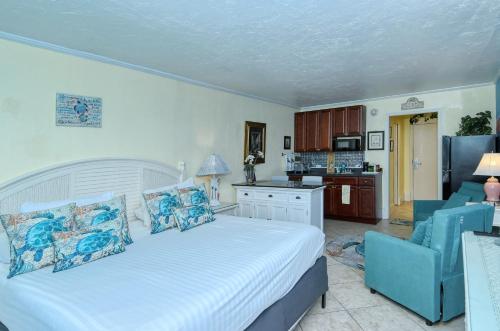 Waterfront Room, Heated Pool, Tiki Bar & Grill in Sarasota, USA