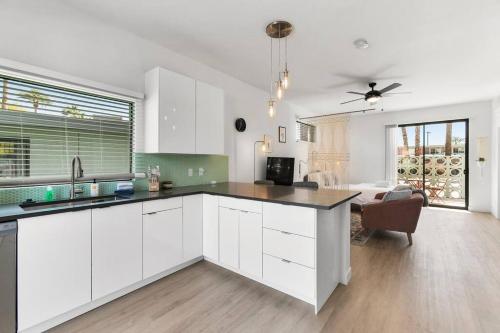 Large Studio Rooftop & Poolside - Walk to Old Town thumb 4