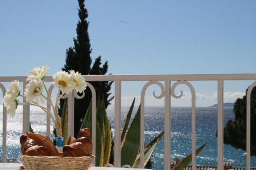 Family Room with Sea View - First Floor