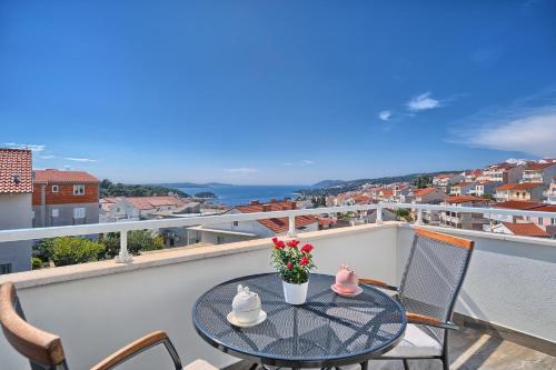 One-Bedroom Apartment with Sea View