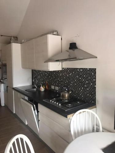 廚房, Vic&Sunny's lake view apartment in 伊斯普拉