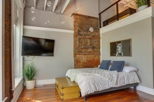 Kentucky Bourbon Loft about Downtown Louisville - image 2