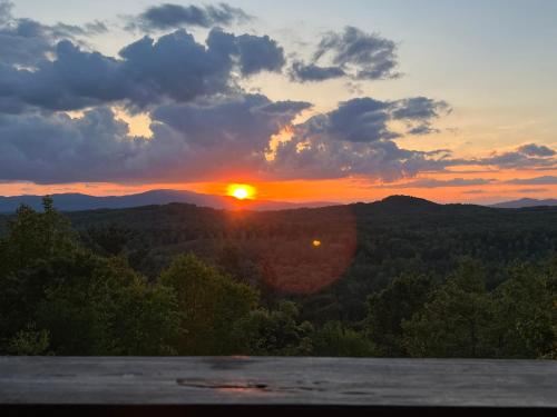 Amazing Views~Secluded Retreat~HotTub~GameRoom in Mineral Bluff, USA