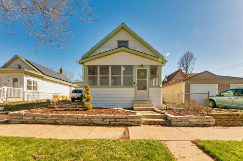 Modern, Charming Bungalow by the Park in Saint Paul, USA