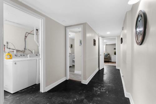 10 Mins to Downtown Modern in Magic City- Unit B