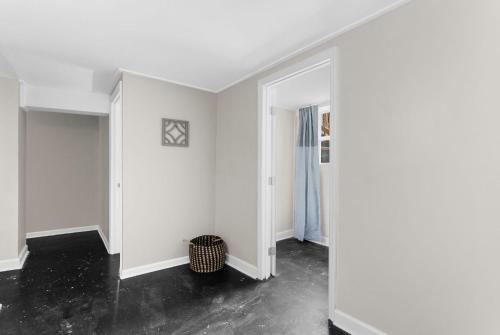 10 Mins to Downtown Modern in Magic City- Unit B