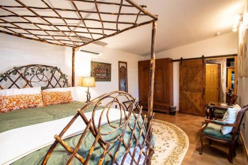 Pet Friendly! Hot Tub, 2mins from Main, Fire Pit in Fredericksburg, USA