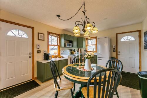 Lakefront, wildlife Cabin retreat - Pelican Bay Cabin in Chisago City (MN)