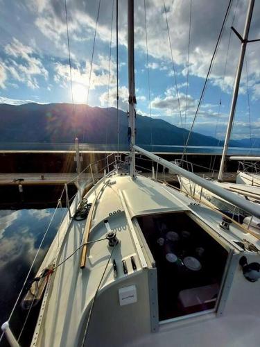 Voilier Sunbeam Yachts 27,5 à quai au Grand Port Aix les Bains