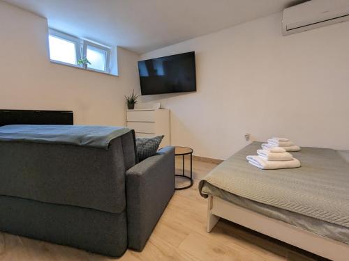 Yellow Dog Studio w Floor Heating & Queen Bed
