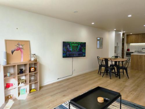 U Suites on Jessie - image 4