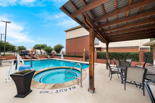 Best Western Plus Lake Dallas Inn & Suites