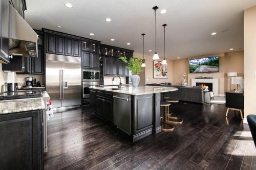 Sunset Casa: Exquisite Home + Golf Lake Views in Blackstone
