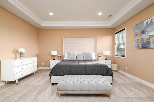 Sunset Casa: Exquisite Home + Golf Lake Views in Blackstone