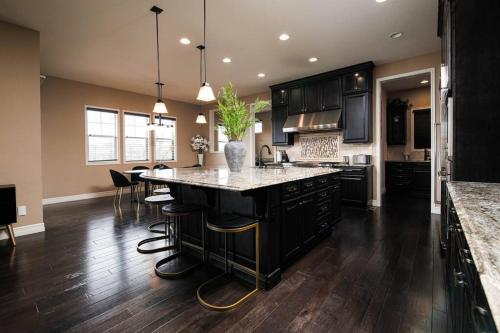 Sunset Casa: Exquisite Home + Golf Lake Views in Blackstone