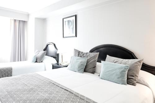 1 double bed, 1 twin bed