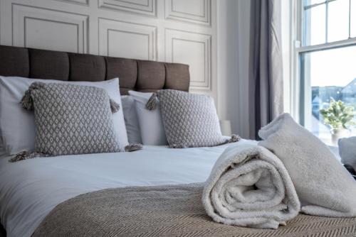 Modern Town Centre Apartment in Neath 1