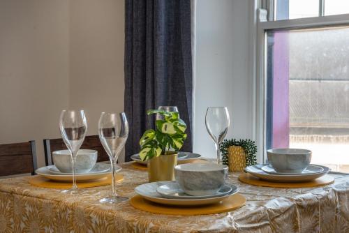Modern Town Centre Apartment in Neath 4