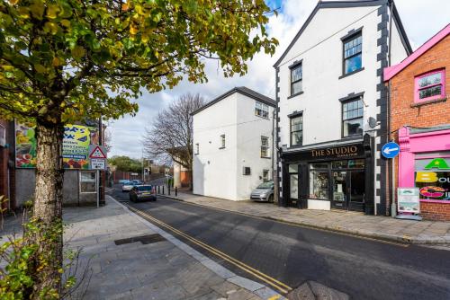 Modern Town Centre Apartment in Neath 2