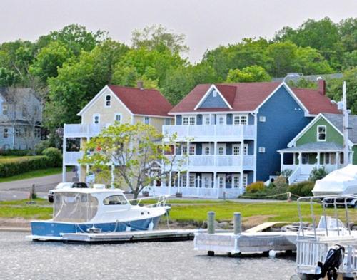 The Water\'s Edge Inn & Gallery