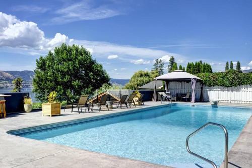 Naramata paradise! Huge Pool & Deck, Families Welcome!