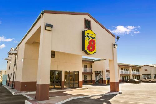 Super 8 by Wyndham Hattiesburg North - University Area - Collins