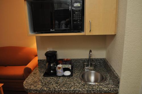 Facilities, Hampton Inn & Suites Cathedral City in Cathedral City (CA)