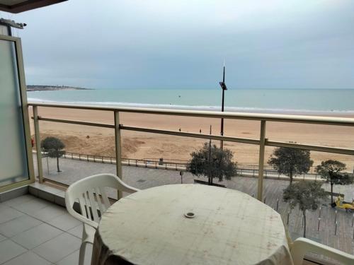 LES SABLES D'OLONNE -FACE MER - STUDIO 2 personnes - FR-1-331-218 - image 2