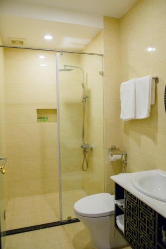 Bathroom, Sophia Hotel in Ngã Năm / Cát Bi Airport