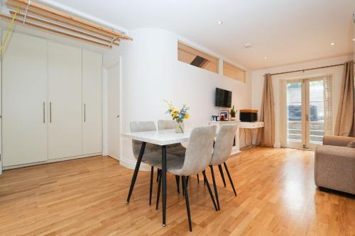 Bright 2-bed garden flat with skylights in Chelsea