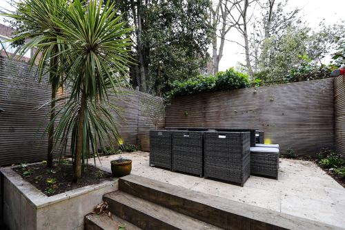 Bright 2-bed garden flat with skylights in Chelsea